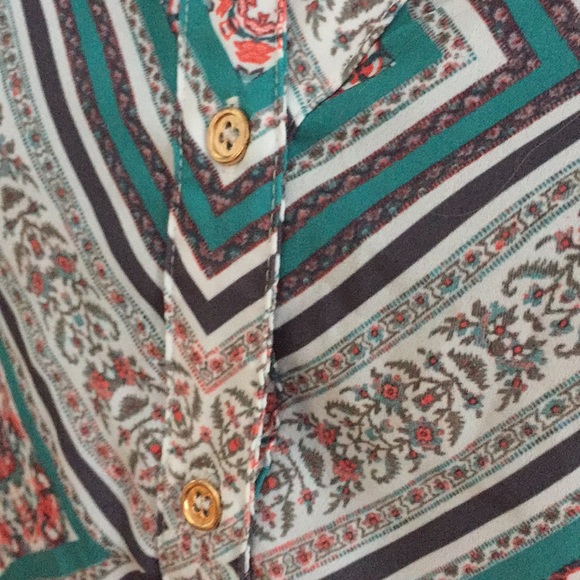 SOLD :::: Patterned button up blouse - Picture 2 of 3